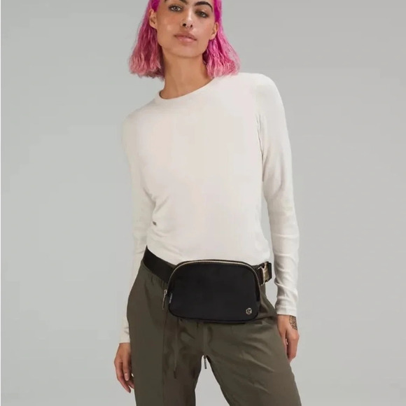 🆕 Lululemon Everywhere Belt Bag Velour - Black (Metal Hardware) - Picture 7 of 8